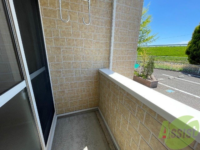 バルコニー　このバルコニースペースは洗濯物も問題なく干せそうですね。