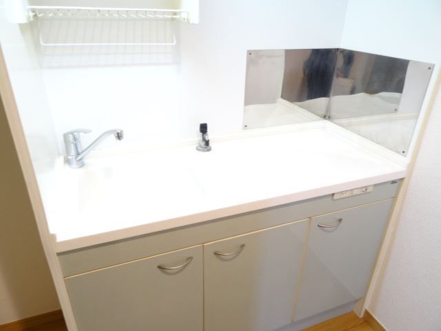 洗面設備　シンクも白いキッチン