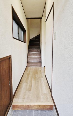 玄関　明るい玄関廊下