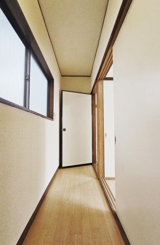 その他　2階廊下も採光良好で明るく快適