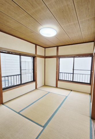 眺望　2階和室。窓の大きい2面採光の眺望