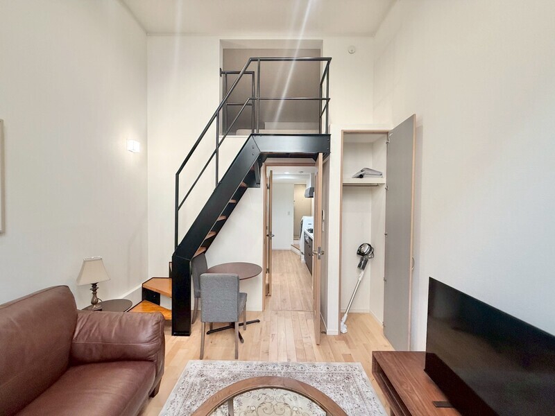 居室・リビング　天井が高く開放感があるリビング