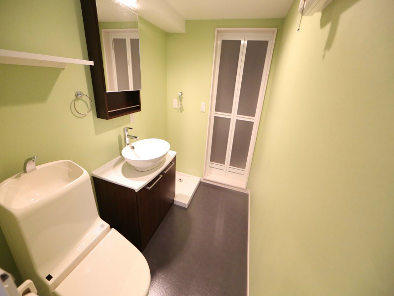 洗面設備　脱衣所　デザイン独立洗面台　収納スペース有