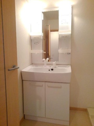 洗面設備　コンパクトで使いやすい洗面所