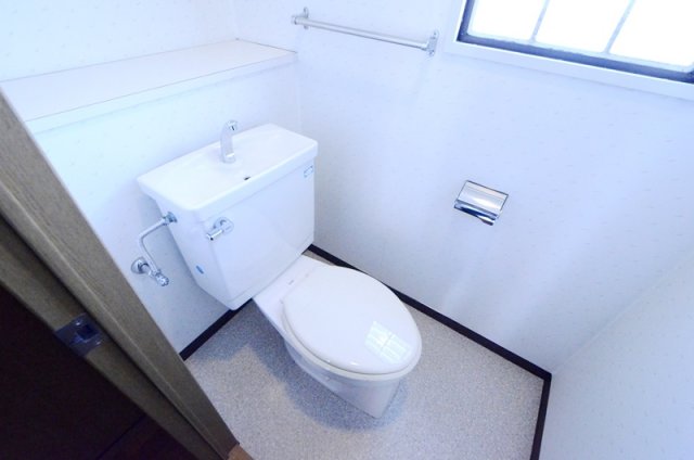 トイレ　窓付きで換気に便利です♪