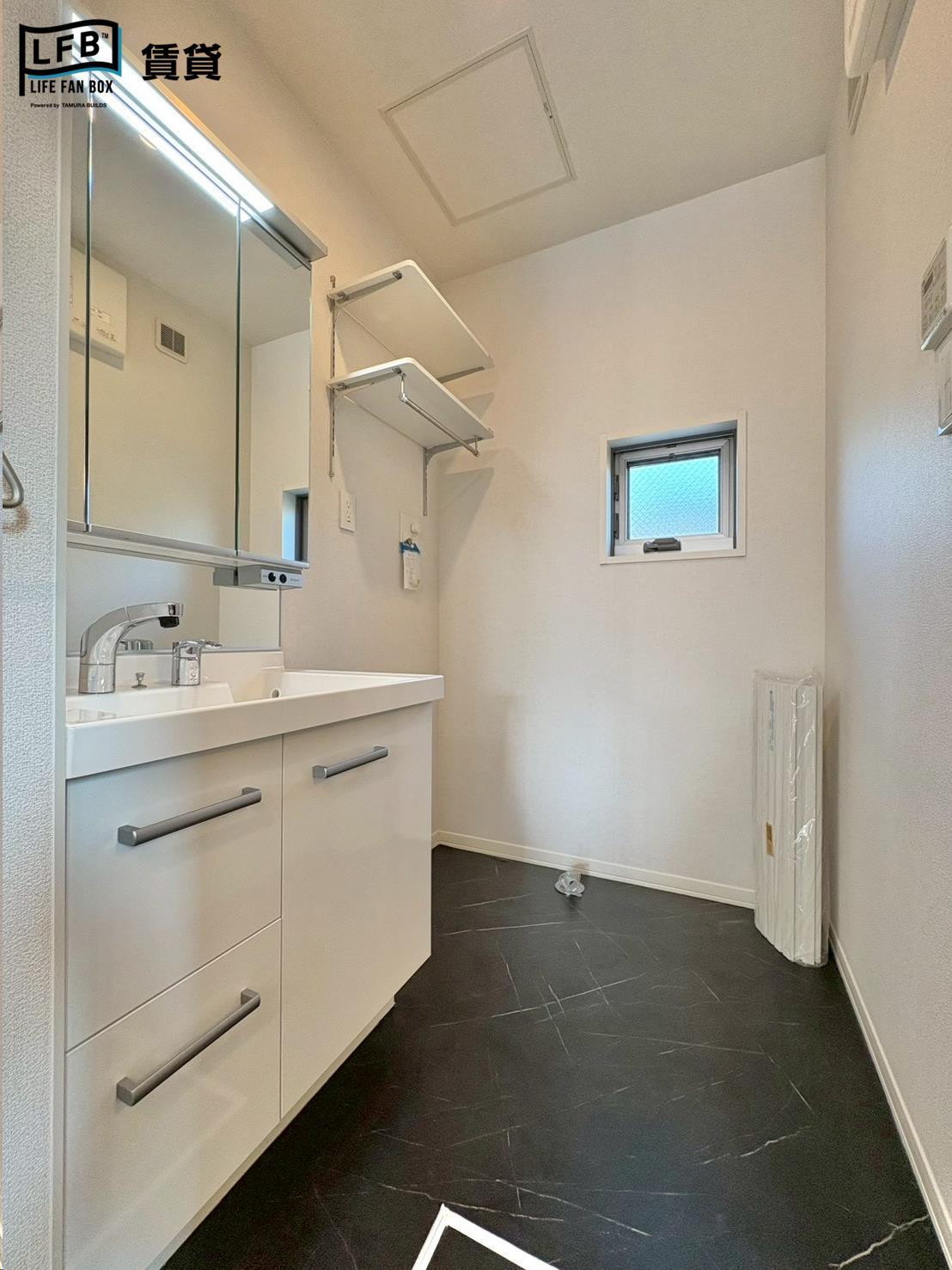 洗面設備　※1階の写真です