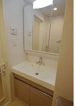 洗面設備　明るい洗面所です