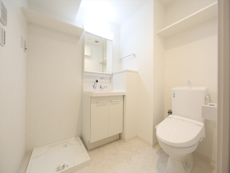 洗面設備　脱衣所　独立洗面台（シャンプードレッサー付）収納スペース有