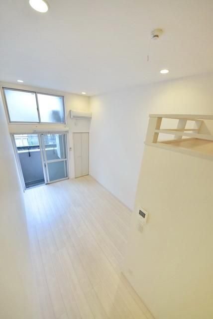 居室・リビング　白を基調としたオシャレな室内