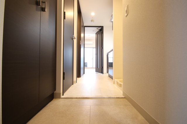 玄関　※別号室の参考写真のため、現状優先となります。