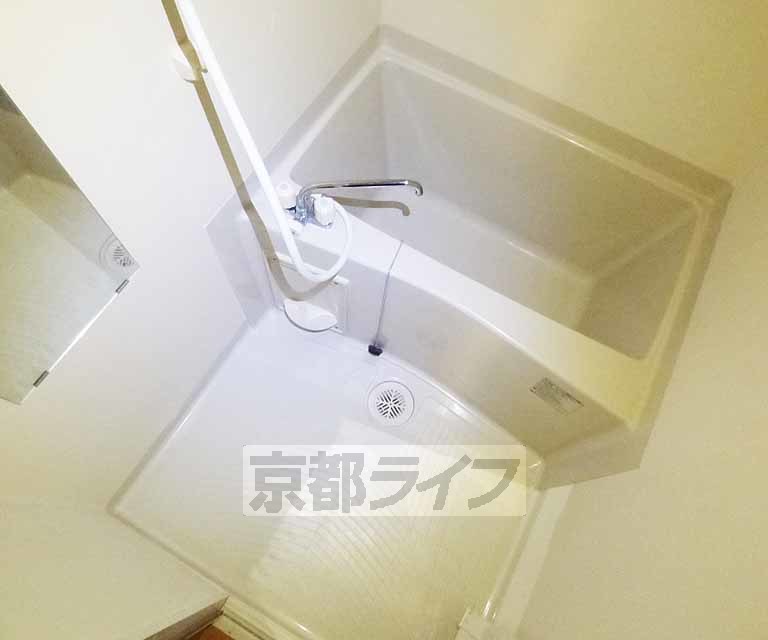 バス・シャワールーム　清潔感あるバスルーム