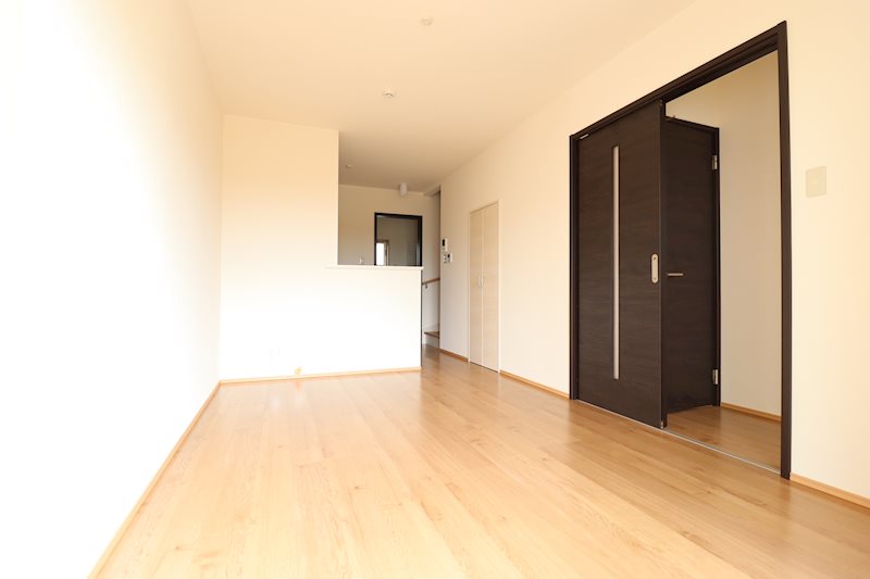 居室・リビング　（イメージ）約10帖のリビングはご家族の寛ぎの空間