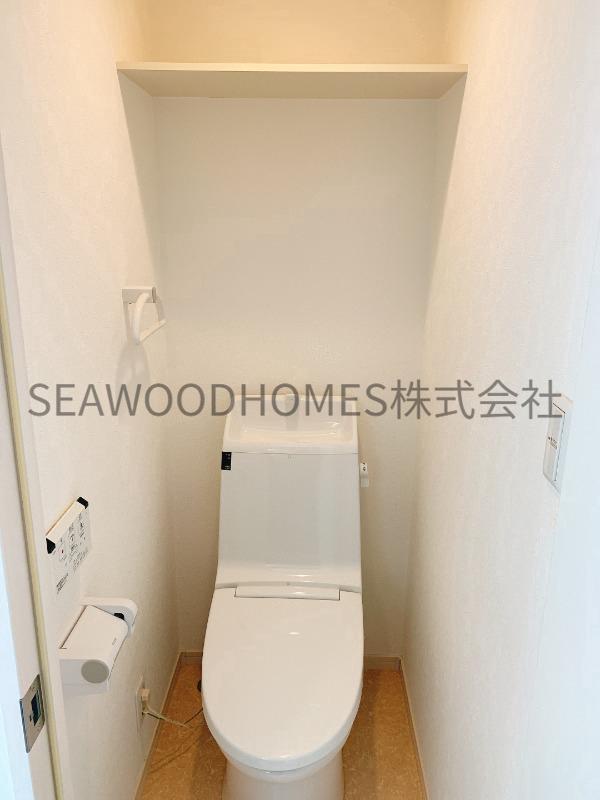 トイレ　ほっと落ち着ける、白基調のクリーンな空間。