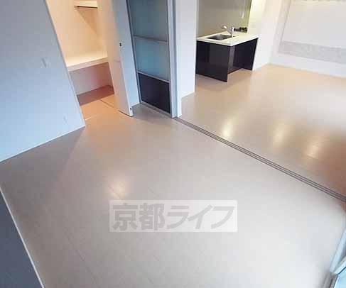 居室・リビング　白を基調としたオシャレな室内