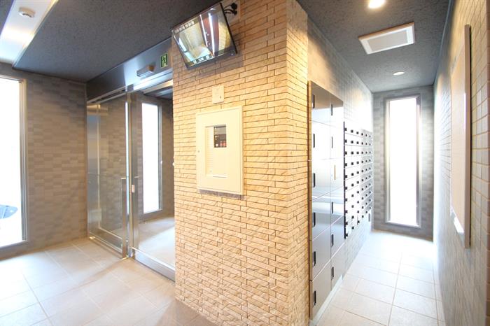 エントランス　郵便・宅配物はオートロック内側より取り出せます