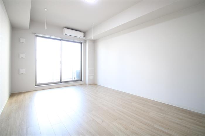 居室・リビング　9.3帖あるので、ベッドを置いても広さに余裕があります！