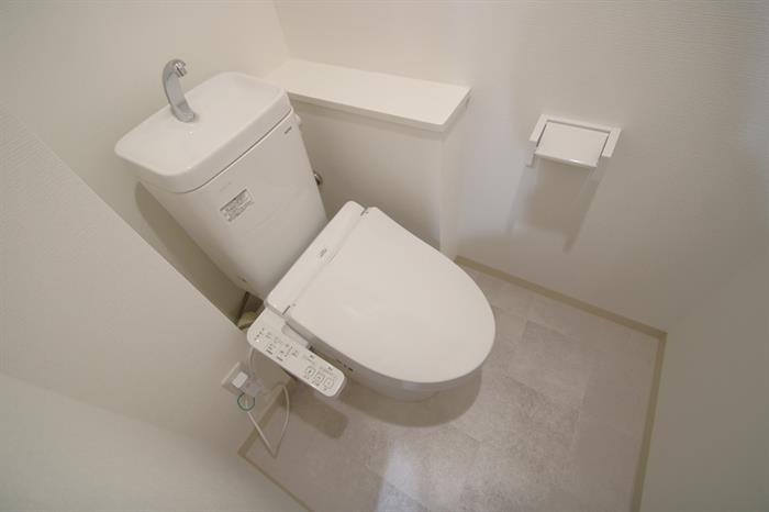 トイレ　横にトイレットペーパーのストックを置けます！上にも棚有り！