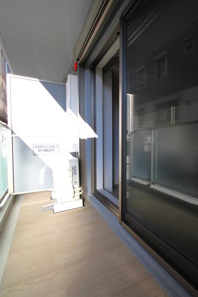 バルコニー　室内物干しと浴室乾燥つきで、外干し・中干し可能！