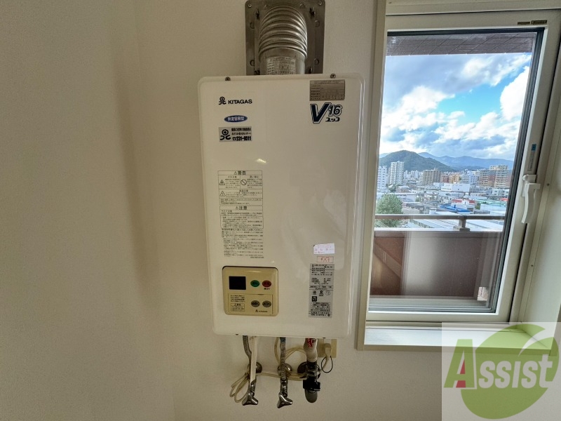 その他設備　給湯器は簡単操作で温度調整ができますよ。