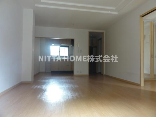 居室・リビング　１４．５帖のリビングルームに窓付きのオープンキッチン採用☆彡