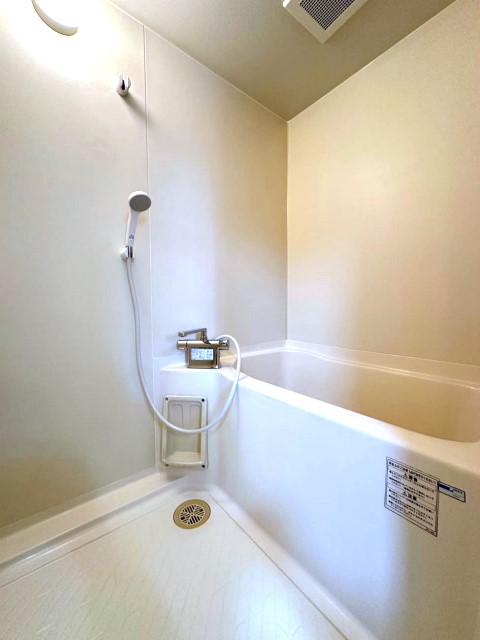 バス・シャワールーム　清潔感のある浴室です♪ゆったりお風呂に浸かって一日の疲れもリ