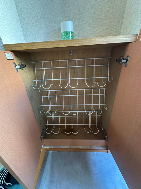 玄関　シューズボックス付きで玄関すっきり片付きます！上に写真やかわ