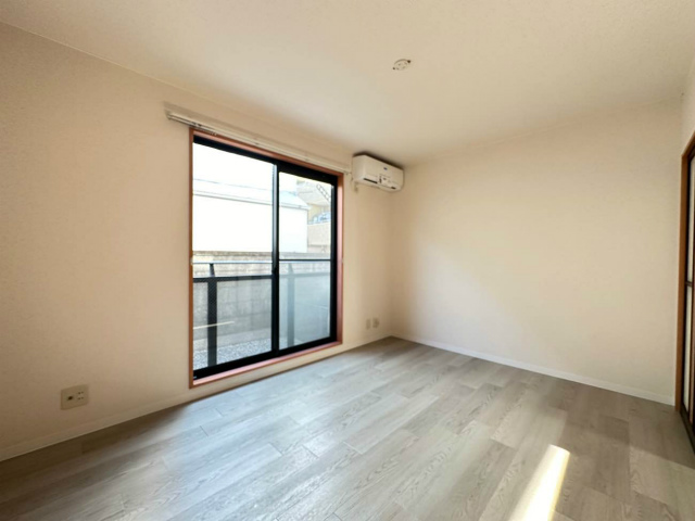 居室・リビング　南向き洋室6帖☆人気の角部屋♪バルコニーに繋がる陽当たりの良