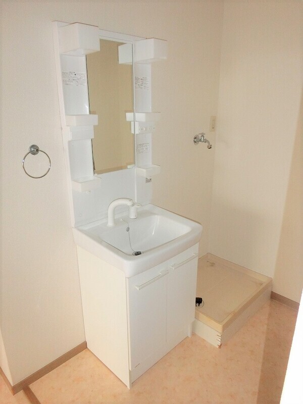 洗面設備　※同物件、別部屋の写真です。