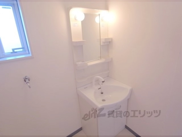 洗面設備　シャンプードレッサー付きの洗面台です。