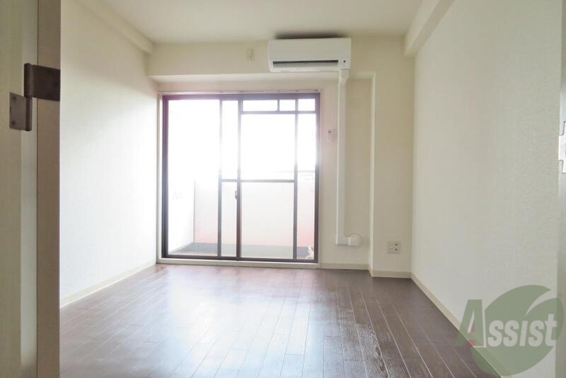 居室・リビング　とても大きな窓で、光がたくさん差し込みますね。