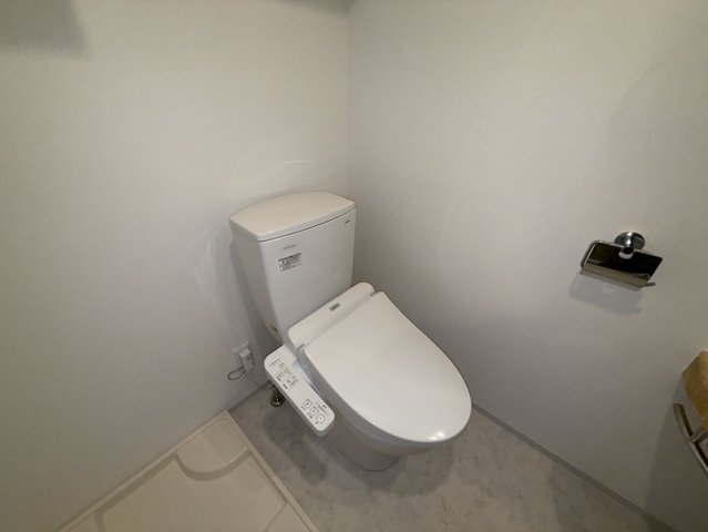 トイレ　同物件別部屋写真