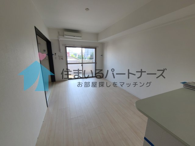 居室・リビング　こちらの居間で趣味の時間をお楽しみください