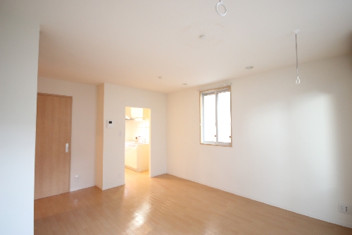 居室・リビング　13帖の南向き日当たり良好なリビングです☆