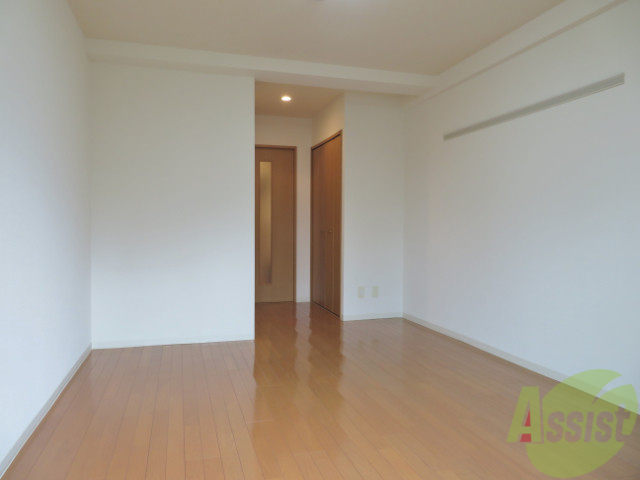 居室・リビング　８．８帖の洋室になります。広くてピカピカですね。