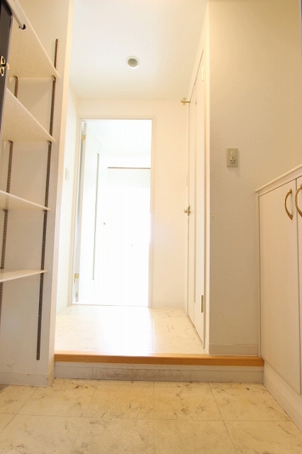 玄関　同物件別号室のものです。