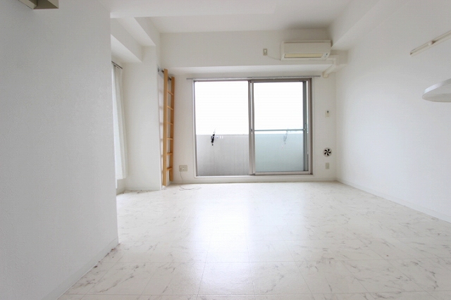 居室・リビング　同物件別号室のものです。