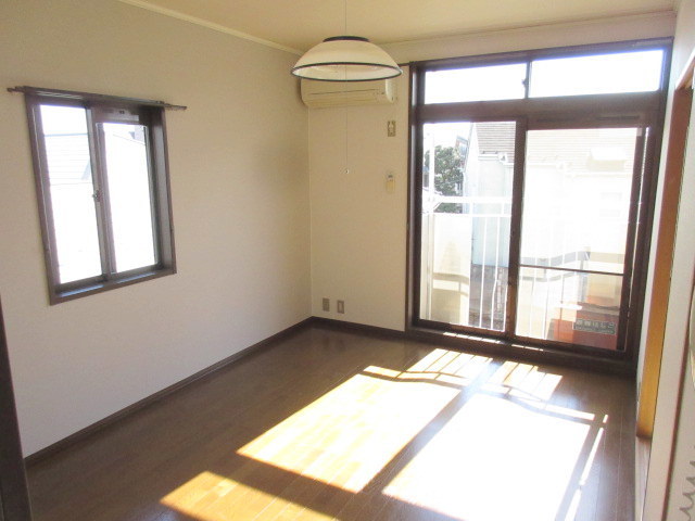 居室・リビング　東南角部屋２面採光の明るいお部屋