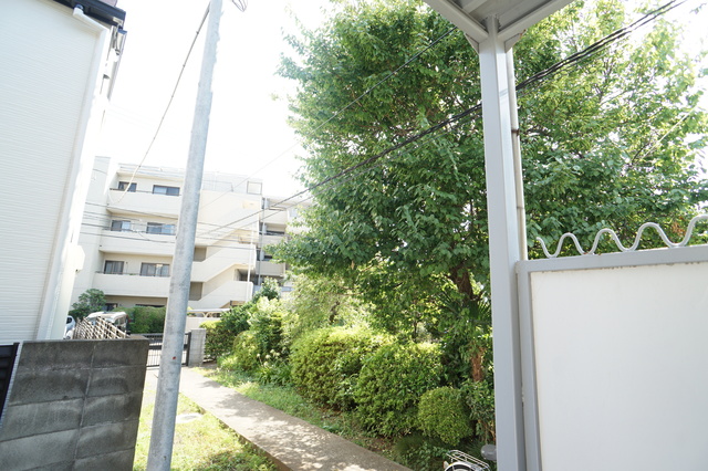 眺望　お部屋前には緑があるので、心癒されます☆