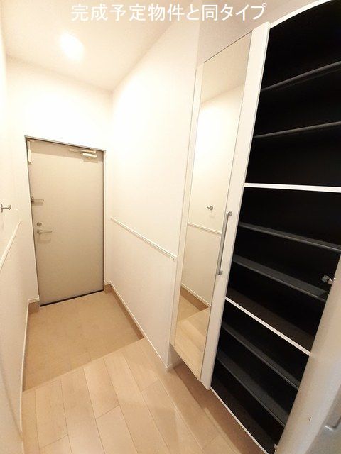 玄関　完成予定物件と同タイプ