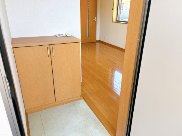 玄関　別部屋反転間取りのお写真となります。