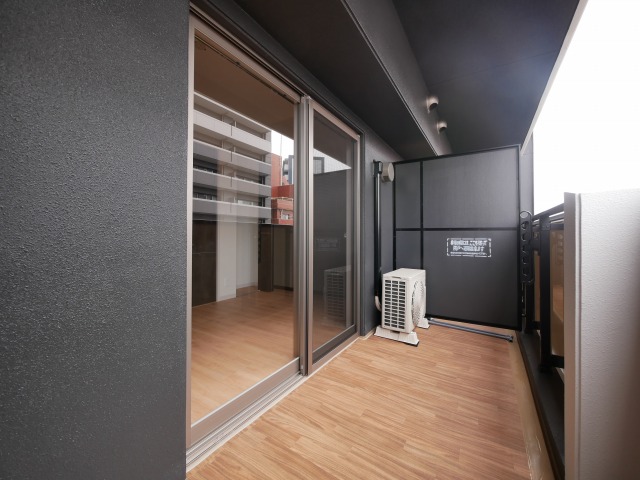 バルコニー　暖かな日差しのふりそそぐバルコニー