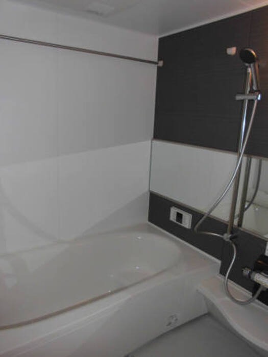 バス・シャワールーム　浴槽は足が伸ばせる一坪サイズ♪