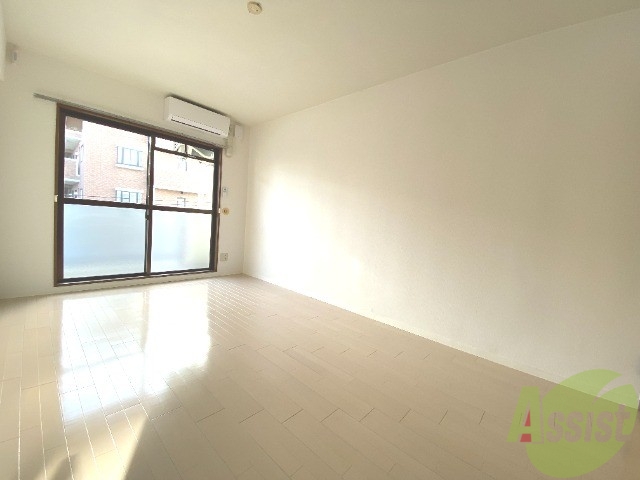 居室・リビング　こちらは７．７帖の洋室です。床はカーペットでした！