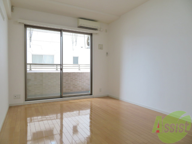 居室・リビング　９帖の洋室です。広々として、きれいですね。