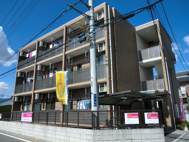 建物外観　南向きのバルコニー前は道路のため、日当り良好