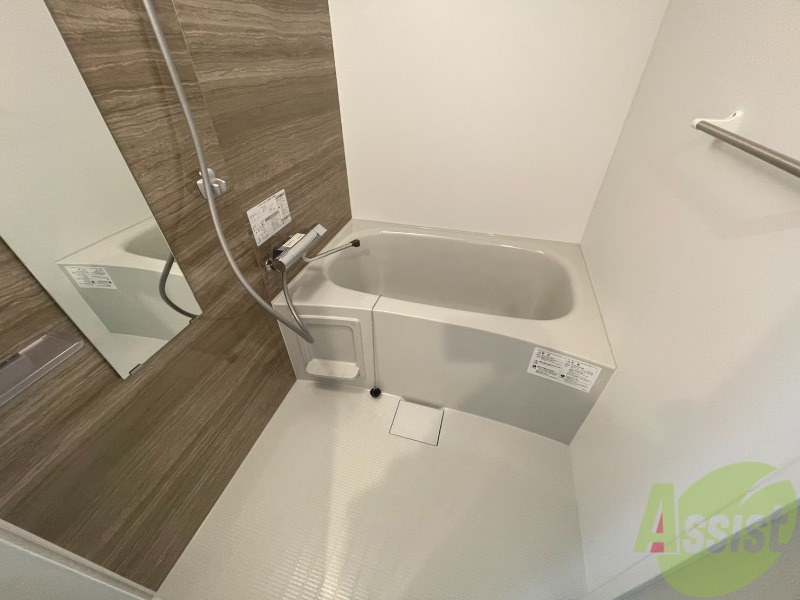 バス・シャワールーム　バスルームは狭すぎず、シャワーも浴びやすそうです。