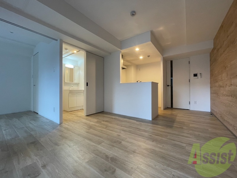 居室・リビング　白さが清潔感を出してくれます。お部屋も明るいですね。