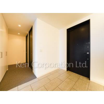 玄関　同タイプ46階のお部屋を撮影。仕様が異なることがあります。