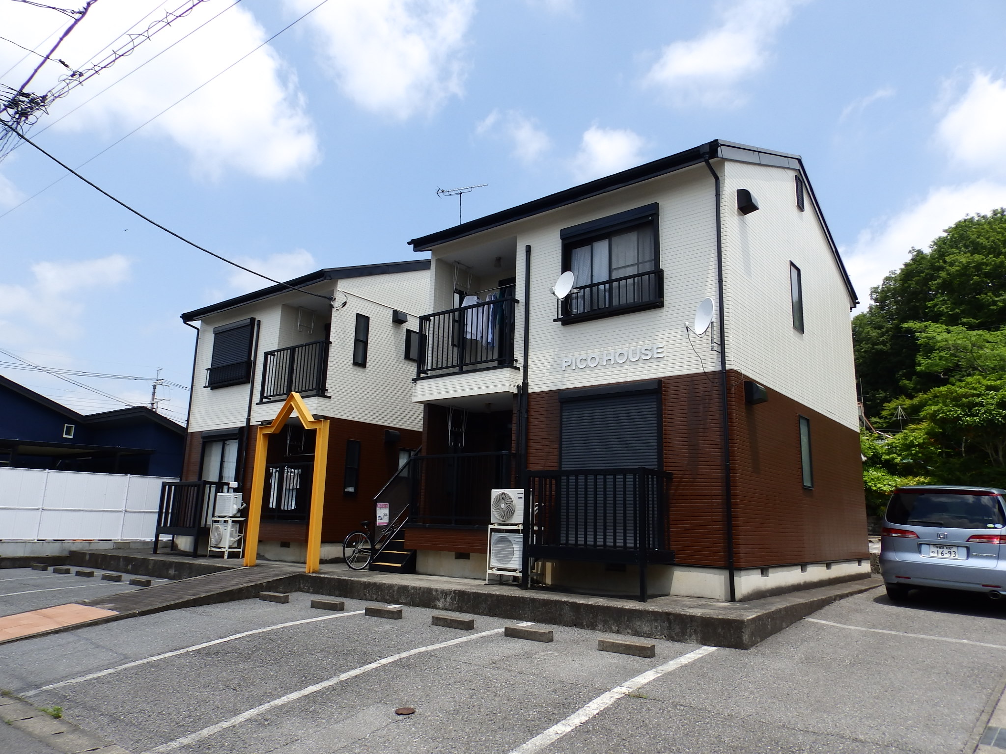 建物外観　駐車場は隣接しています