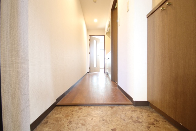 玄関　※別室の参考写真の為、現況優先です。